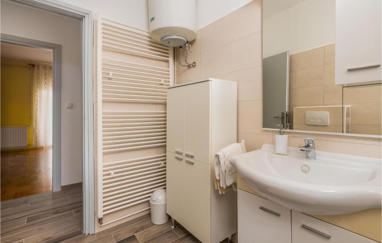 Apartment Stunning In Krk With Kitchen *