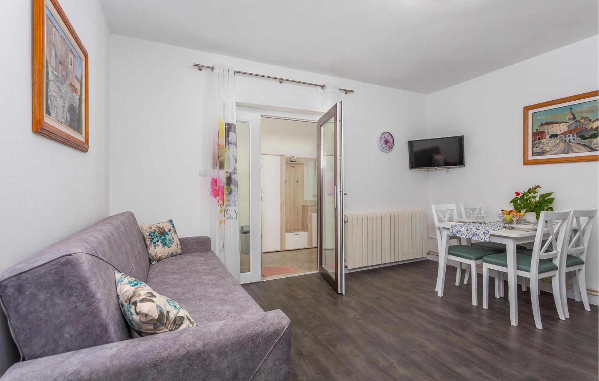 Apartment Stunning In Krk With Kitchen *